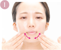 あご先から口角に向けて指を滑らせる（3～4往復）。